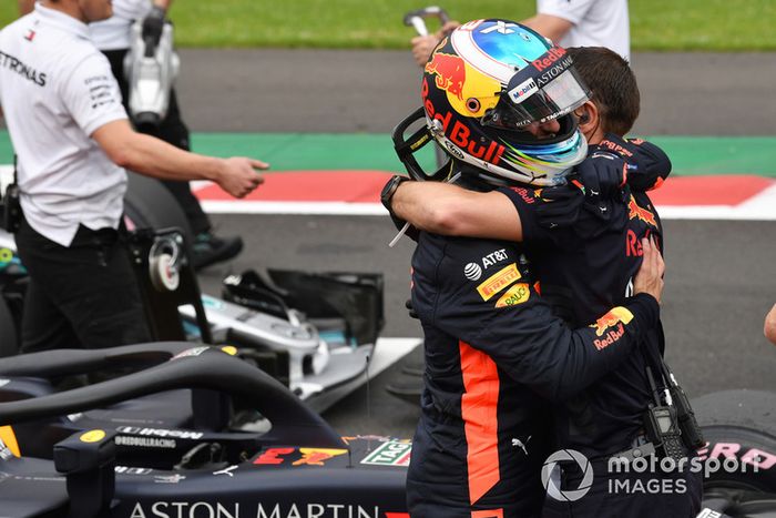Ganador de la pole Daniel Ricciardo, Red Bull Racing celebra en Parc Ferme 