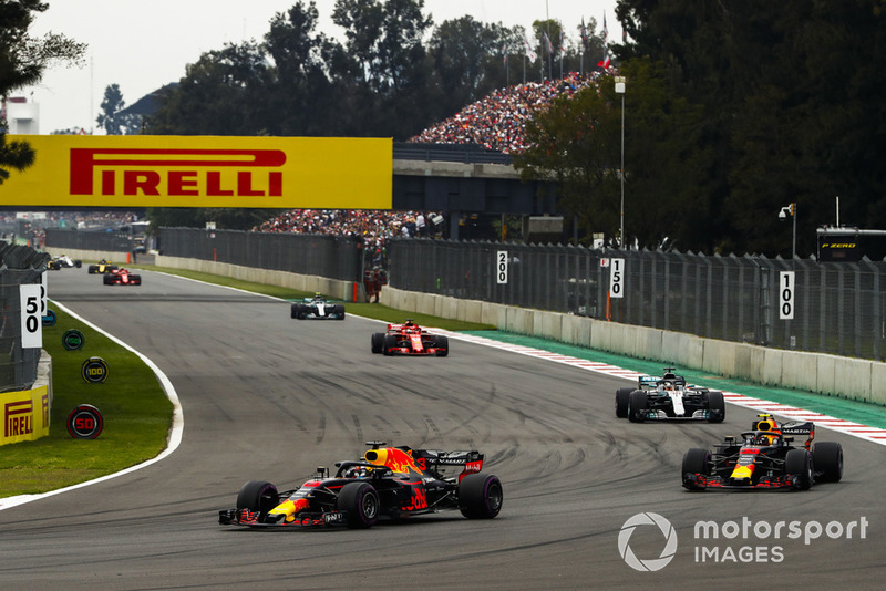 Daniel Ricciardo, Red Bull Racing RB14, Max Verstappen, Red Bull Racing RB14, Lewis Hamilton, Mercedes AMG F1 W09 EQ Power+, Sebastian Vettel, Ferrari SF71H, en la vuelta de formación