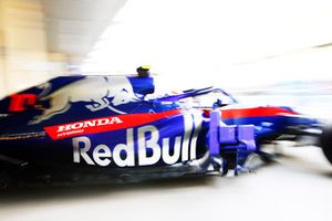 Pierre Gasly, Scuderia Toro Rosso STR13, lascia il garage