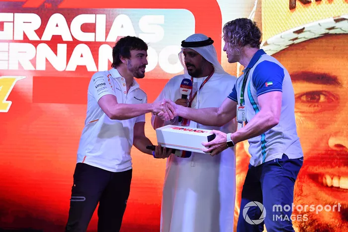 Al Tarek Al Ameri, CEO de Yas Marina en el escenario mientras Fernando Alonso, McLaren se despide de los fanáticos