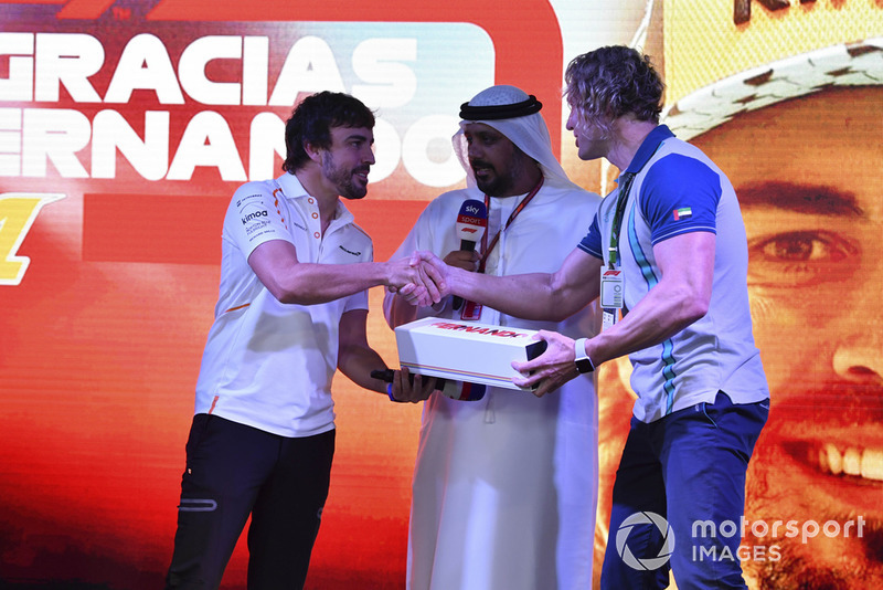 Al Tarek Al Ameri, CEO de Yas Marina en el escenario mientras Fernando Alonso, McLaren se despide de los fanáticos