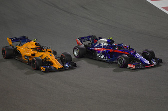 Pierre Gasly, Toro Rosso STR13 en Stoffel Vandoorne, McLaren MCL33