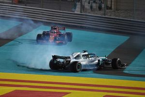 Lewis Hamilton, Mercedes-AMG F1 W09 e Sebastian Vettel, Ferrari SF71H, eseguono dei donut alla fine della gara