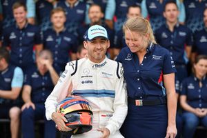 Robert Kubica, Williams e Sophie Ogg, nella foto di gruppo del team Williams Racing