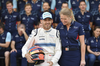 Robert Kubica, Williams e Sophie Ogg, nella foto di gruppo del team Williams Racing