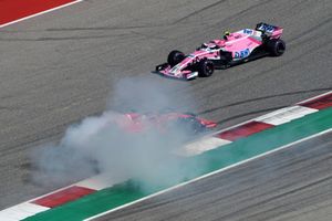Sebastian Vettel, Ferrari SF71H va in testacoda dopo il contatto con Daniel Ricciardo, Red Bull Racing RB14