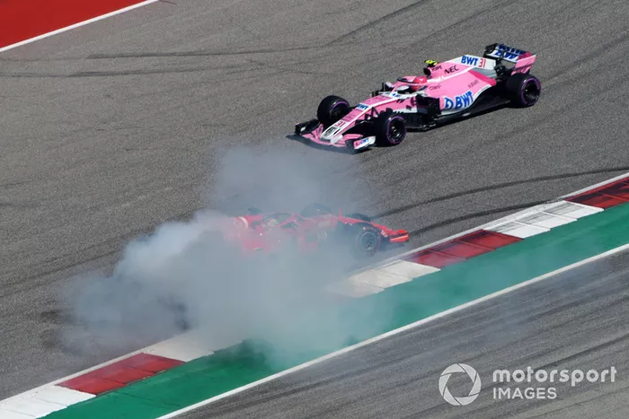 Sebastian Vettel, Ferrari SF71H hace un trompo después del contacto con Daniel Ricciardo, Red Bull Racing RB14 
