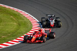 Kimi Raikkonen, Ferrari SF71H, precede Romain Grosjean, Haas F1 Team VF-18 