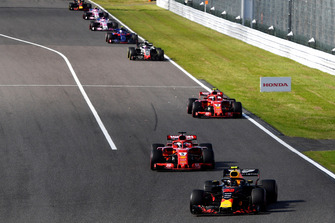 Max Verstappen, Red Bull Racing RB14 voor Sebastian Vettel, Ferrari SF71H