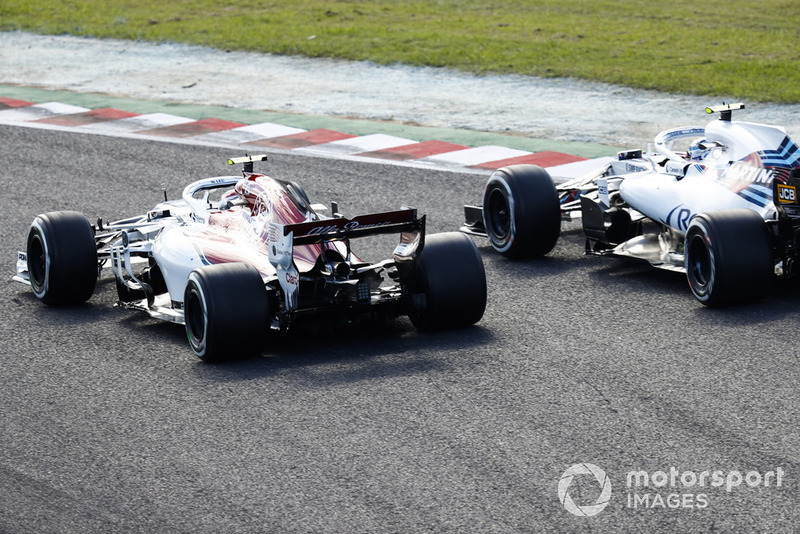 Sergey Sirotkin, Williams FW41, battles with Charles Leclerc, Sauber C37