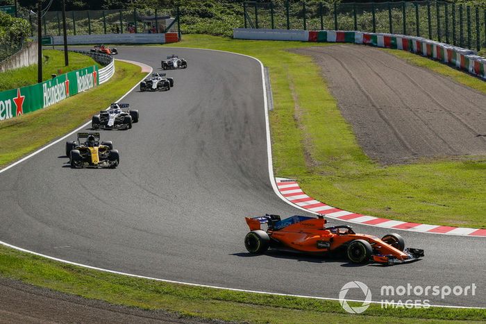 Fernando Alonso, McLaren MCL33 leads Nico Hulkenberg, Renault Sport F1 Team R.S. 18 and Lance Stroll, Williams FW41
