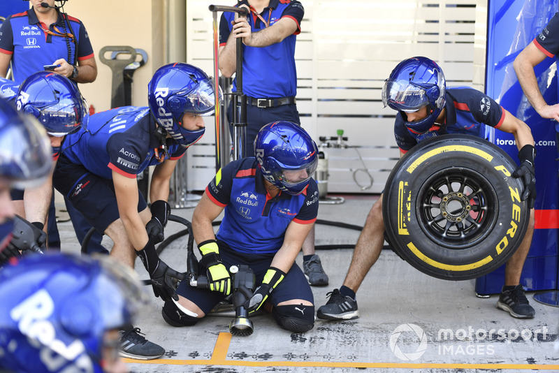 Scuderia Toro Rosso mechanics at pit stop practice