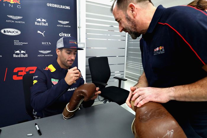 Daniel Ricciardo, Red Bull Racing, firma autógrafos