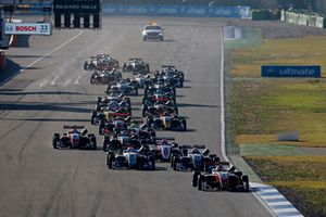 Arrancada Guanyu Zhou, PREMA Theodore Racing Dallara F317 - Mercedes-Benz líder