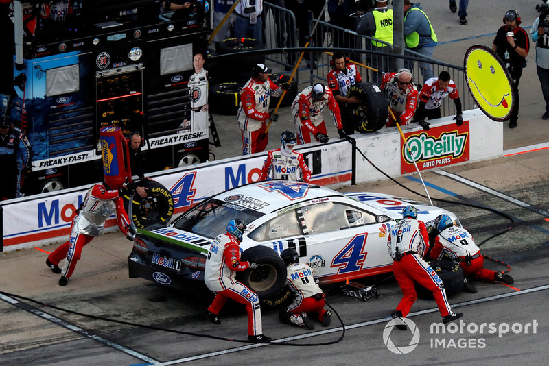 Kevin Harvick, Stewart-Haas Racing, Ford Fusion Mobil 1, pit stop