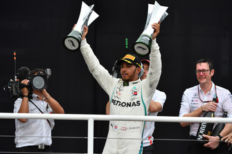 Lewis Hamilton, Mercedes AMG F1 fête sa victoire sur le podium avec le trophée