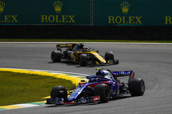 Pierre Gasly, Scuderia Toro Rosso STR13, leads Carlos Sainz Jr., Renault Sport F1 Team R.S. 18