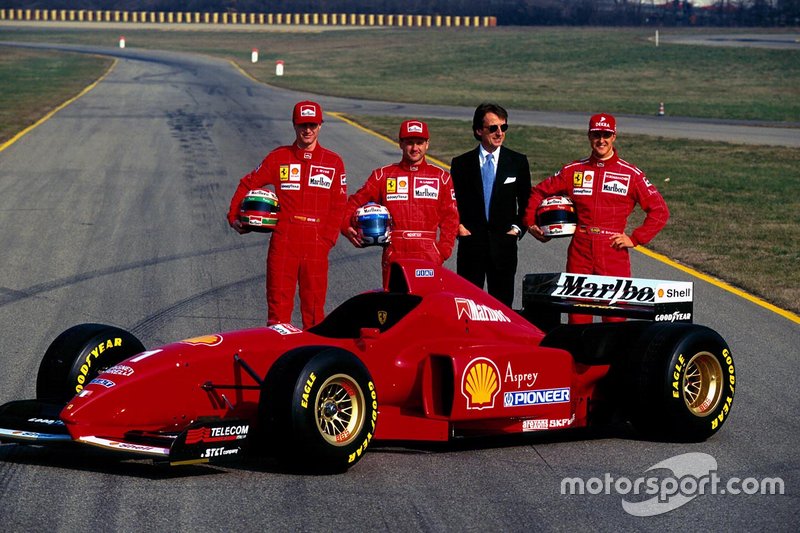 Prentación de Ferrari en 1996: Eddie Irvine (izquierda), Nicola Larini, Luca Di Montezemolo y Michael Schumacher (derecha)