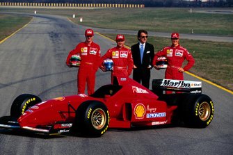 Eddie Irvine (a sinistra), Nicola Larini, Luca Di Montezemolo e Michael Schumacher (a destra)
