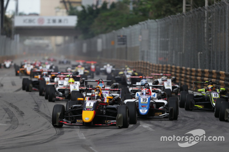 Start action, Dan Ticktum, Motopark Academy leads