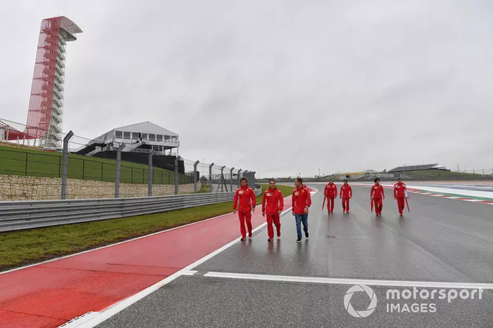 Sebastian Vettel, Ferrari camina por el circuito