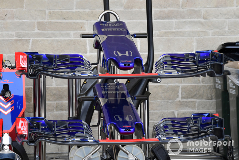 Scuderia Toro Rosso STR13 nose and front wings