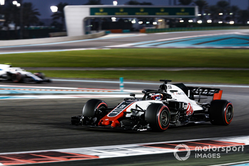 Grosjean vraagt of hij mee mag doen. Hij krijgt nee te horen, maar draait toch enkele donuts