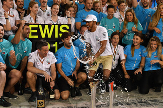 Lewis Hamilton, Mercedes AMG F1 viert met het team