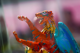 Un Alebrijes sul tavolo per gli autografi di Sebastian Vettel, Ferrari