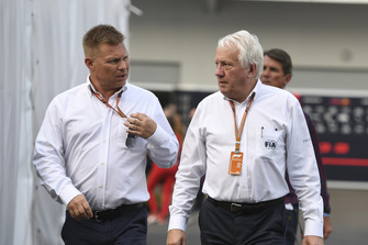 Mika Salo ve Charlie Whiting, FIA Delegesi