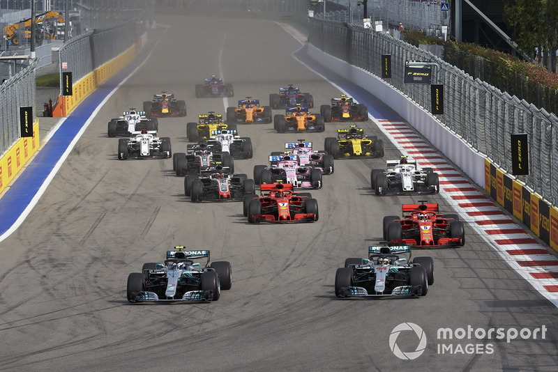 Valtteri Bottas, Mercedes AMG F1, precede Lewis Hamilton, Mercedes AMG F1 e Sebastian Vettel, Ferrari SF71H 