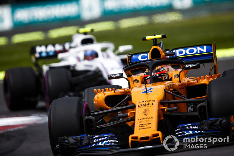 Stoffel Vandoorne, McLaren MCL33, leads Sergey Sirotkin, Williams FW41