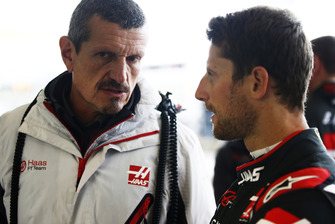 Romain Grosjean, Haas F1 Team, ve Guenther Steiner, Takım Patronu, Haas F1