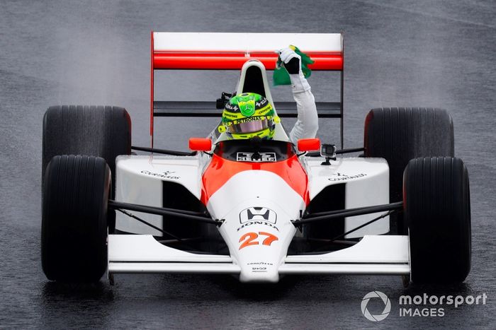 Lewis Hamilton conduce el McLaren MP4/5B de Ayrton Senna