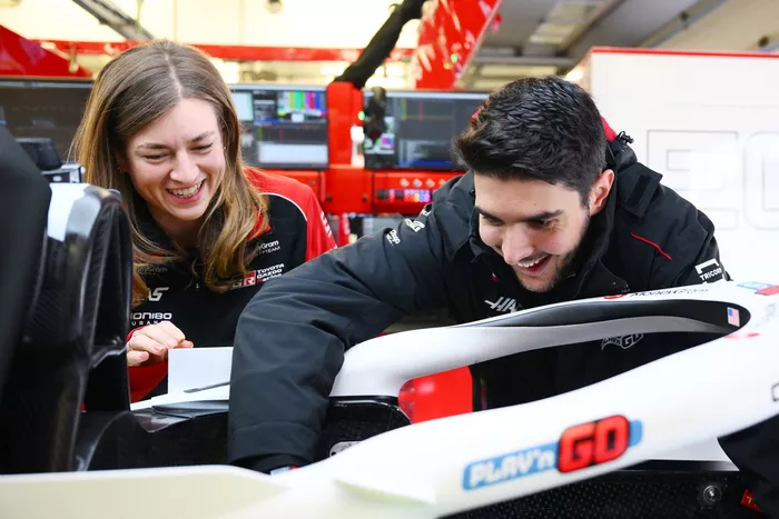 Esteban Ocon, zespół Haas F1, Laura Mueller, inżynier wyścigowy Haas F1
