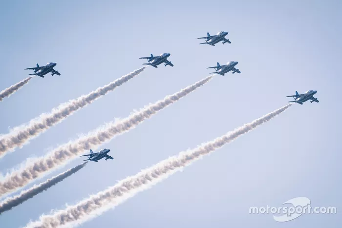 晴れ渡る豊田市の空をブルーインパルスが駆け抜けた！ WRCラリー
