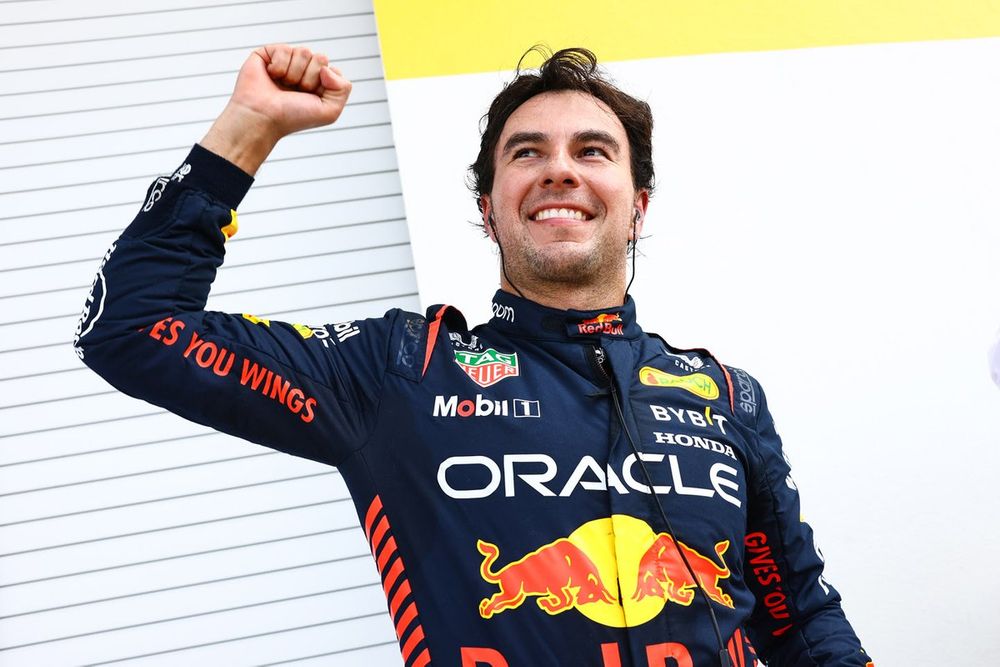 Sergio Pérez, ganador de la pole, celebra con Red Bull Racing en el parc ferme