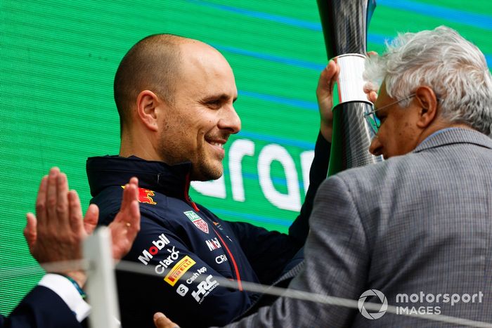 Mohammed Qahtani, Presidente de Downstream, Aramco, entrega el trofeo de los Constructores