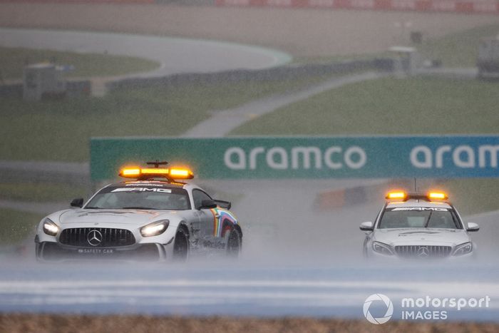 El Safety Car y el coche médico en la lluvia del Red Bull Ring