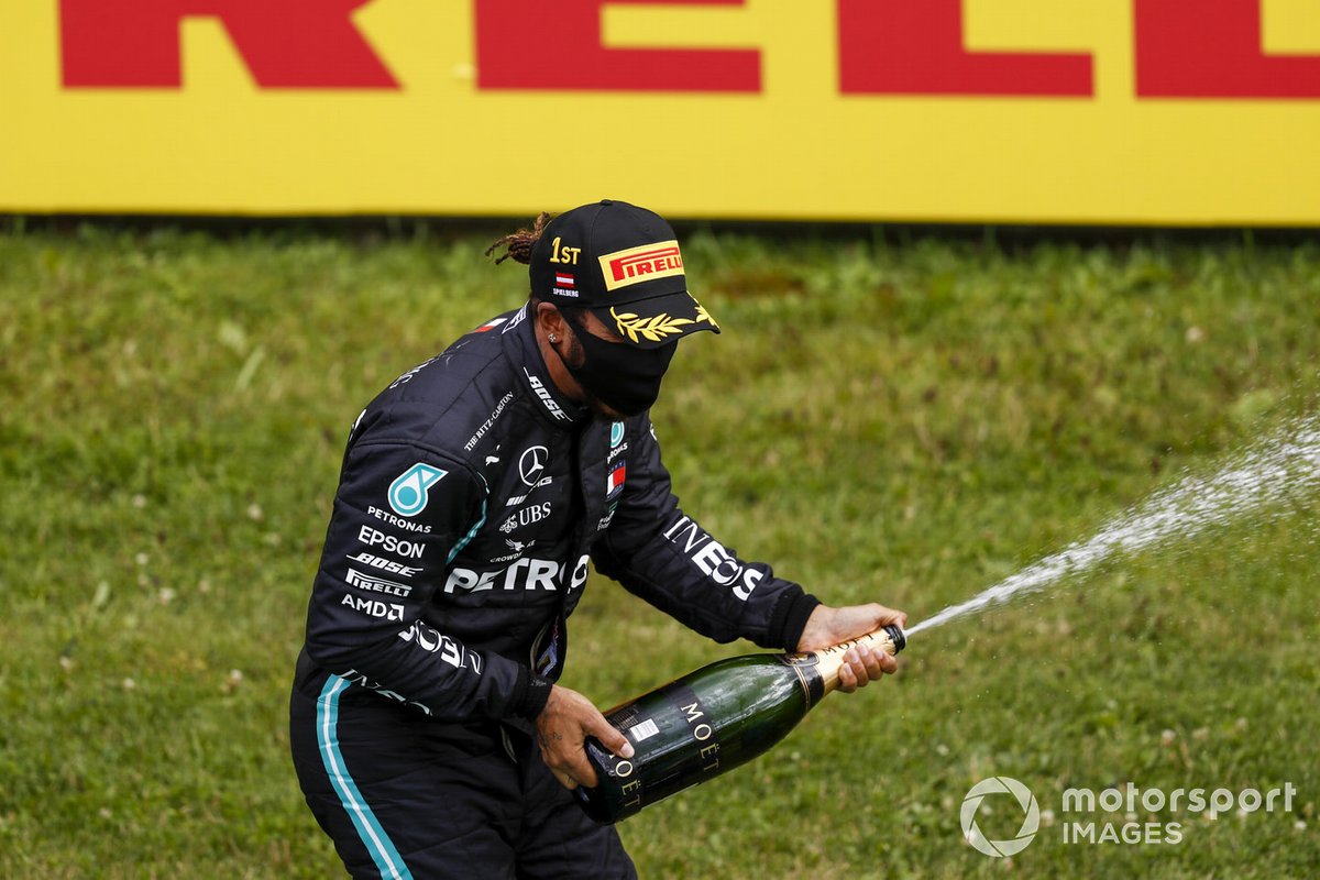 Lewis Hamilton, Mercedes-AMG vince la gara e festeggia con lo champagne