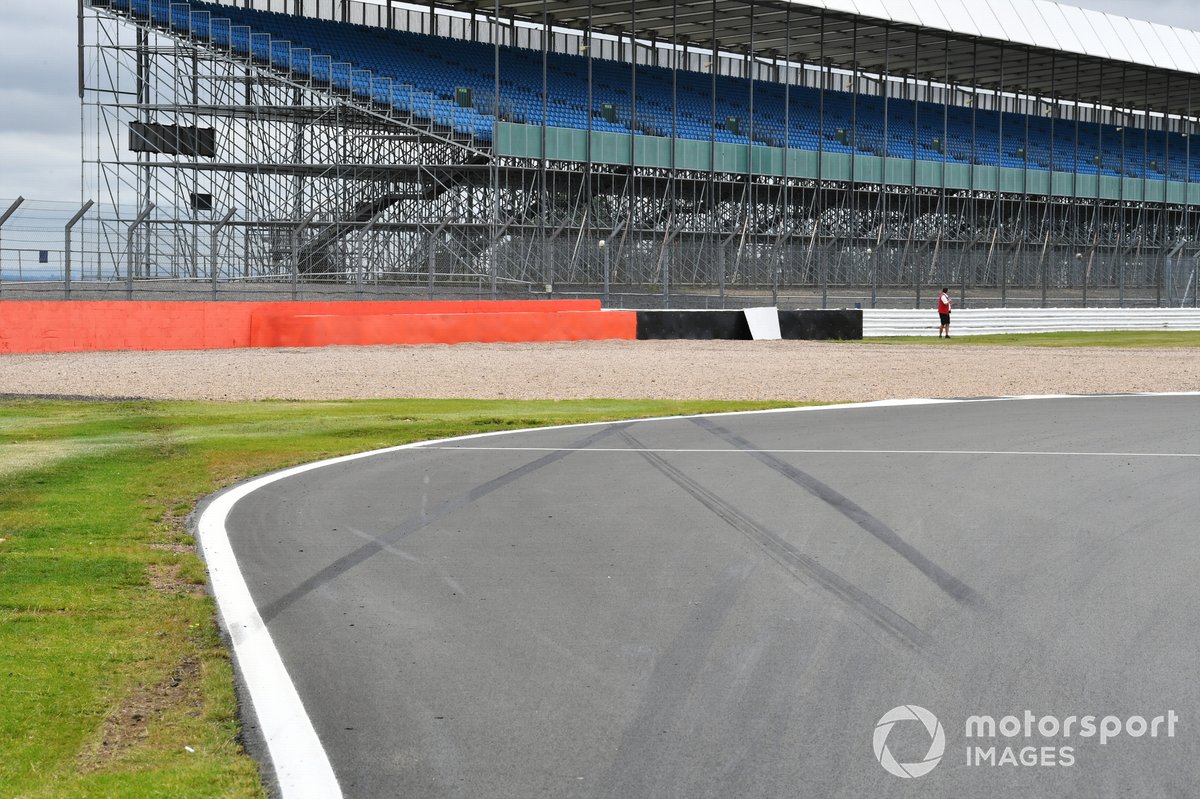 Una barrera de neumáticos es añadida después del accidente de Daniil Kvyat, AlphaTauri en el GP pasado