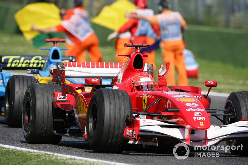 Michael Schumacher, Ferrari 248F1, Fernando Alonso, Renault R26