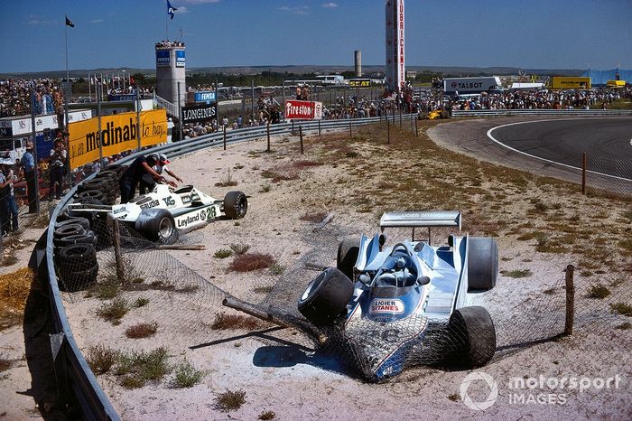 El Ligier JS11/15 Ford de Jacques Laffite está envuelto en la valla de protección después de estrellarse con Carlos Reutemann, Williams FW07B Ford