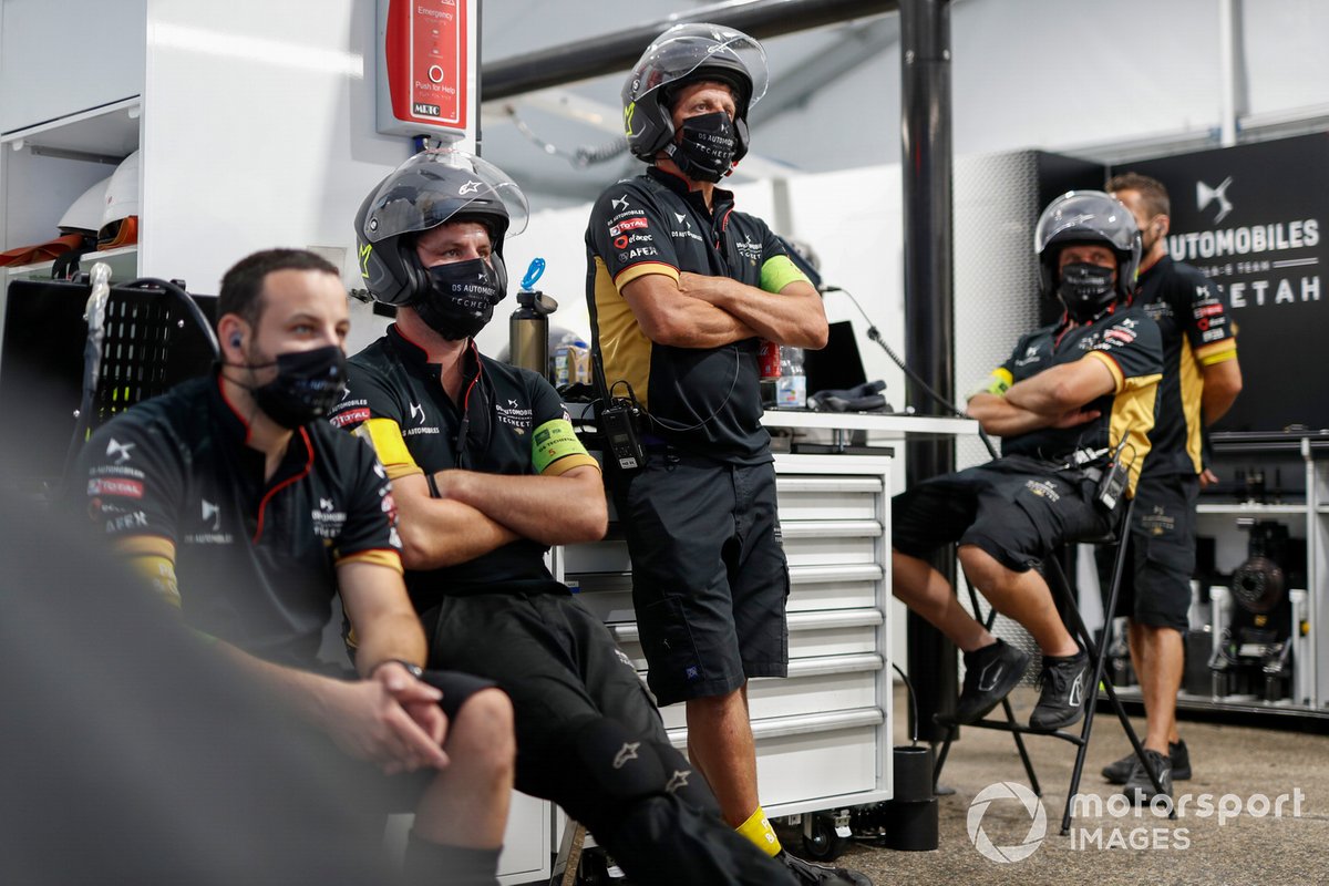 Los miembros del equipo de DS Techeetah en el garaje
