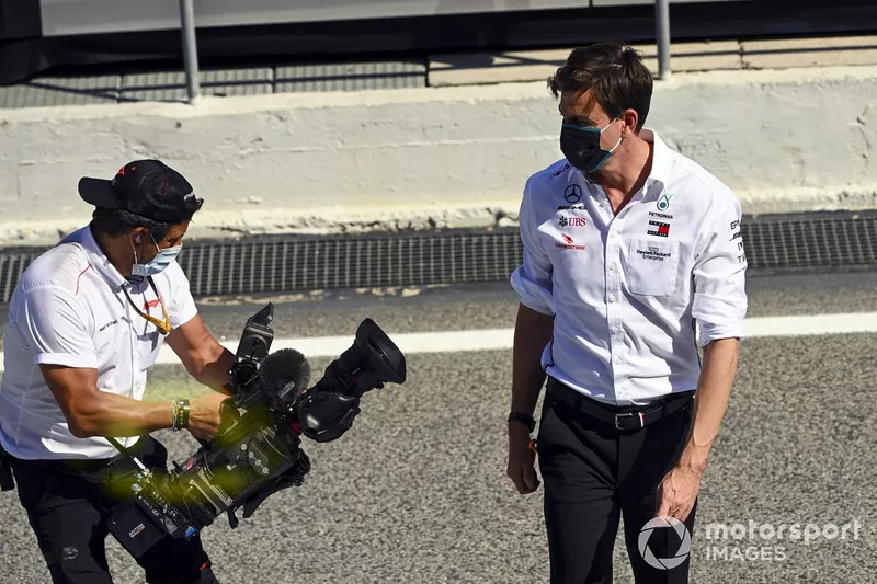 Toto Wolff, Director Ejecutivo, Mercedes AMG y Jean Michel Tibi, Camarógrafo FOM