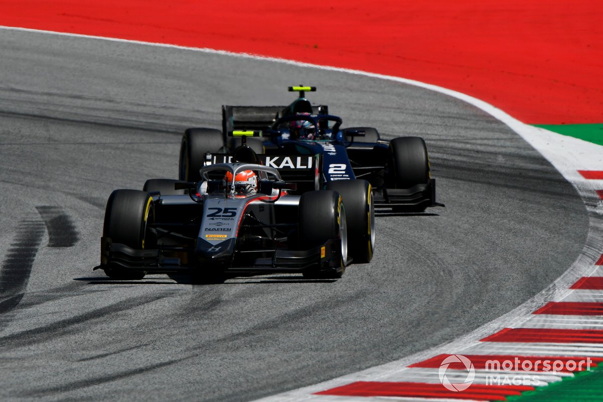 Luca Ghiotto, Hitech Grand Prix, precede Dan Ticktum, Dams