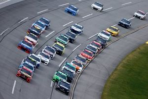 Denny Hamlin, Joe Gibbs Racing, Toyota Camry y Martin Truex Jr., Joe Gibbs Racing, Toyota Camry líder al inicio