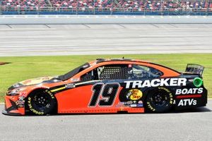 Martin Truex Jr., Joe Gibbs Racing, Toyota Camry Bass Pro Shops / TRACKER ATVs & Boats / USO