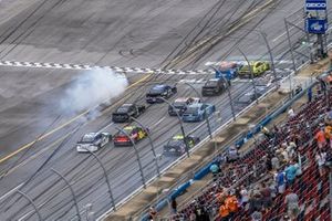 Ryan Blaney, Team Penske, Ford Mustang leads the field in the final lap