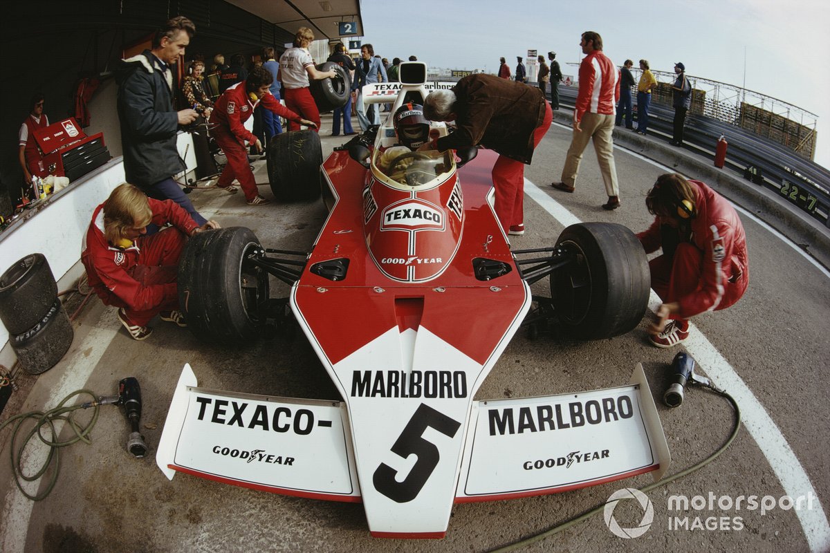Teddy Mayer talks to Emerson Fittipaldi, McLaren M23 Ford